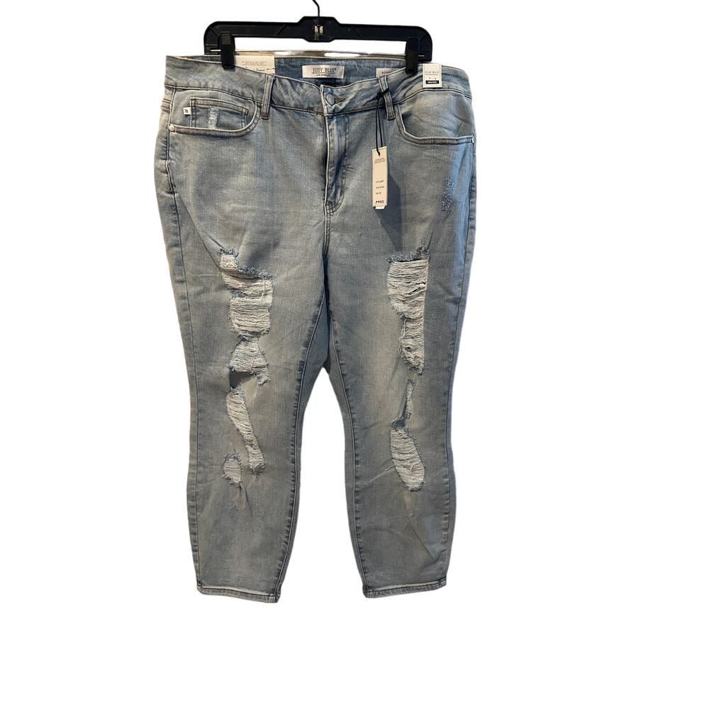 Women’s Judy Blue Distressed Mid Rise Boyfriend Fit Jeans. Size 20W. NWT!